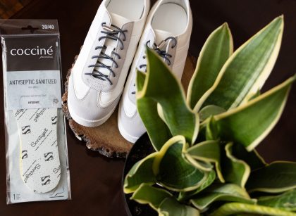 Wkładki antybakteryjne Coccine obok białych sneakersów