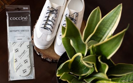Wkładki antybakteryjne Coccine obok białych sneakersów